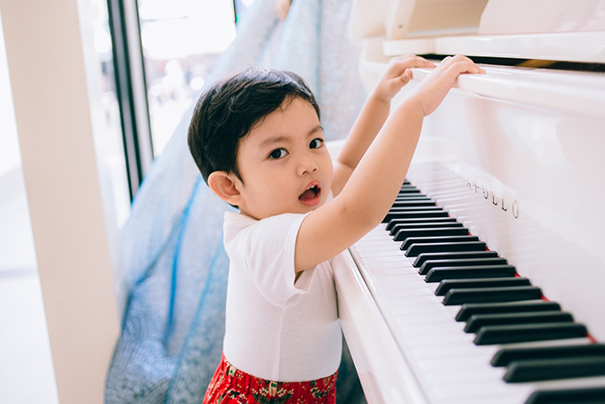 Nhà Khánh Thi - Phan Hiển quây quần trang trí Giáng sinh